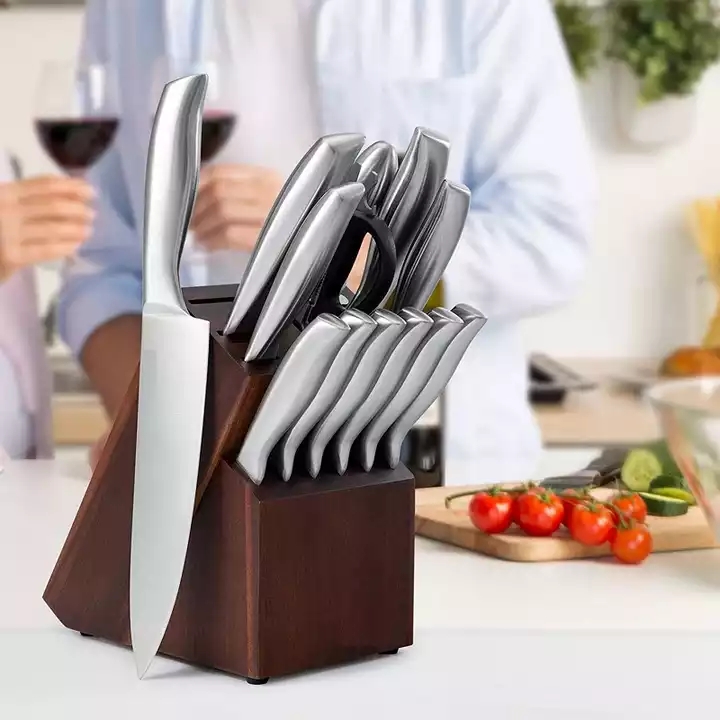Couteau de cuisine à manche métallique 